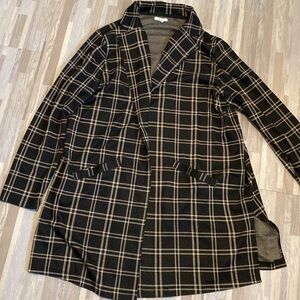Maurice’s ladies long plaid jacket, tan and black. In excellent condition. Sz 1X